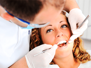 Clínica Dental Remei Gomà mujer en cita odontológica